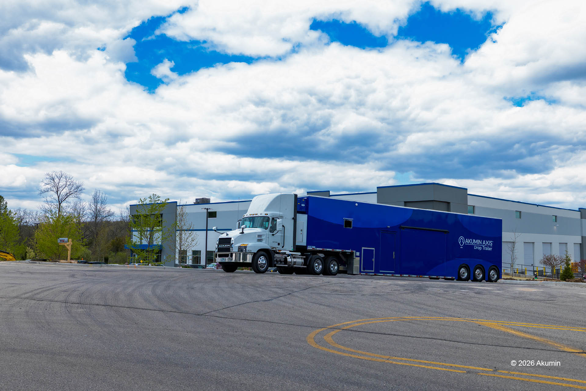 Akumin AXIS Drop-Trailer transport truck