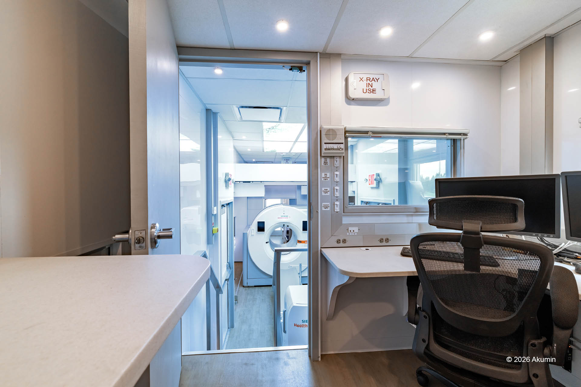 Akumin AXIS Drop-Trailer workstation area